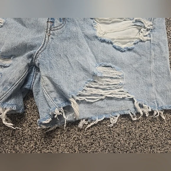 American Eagle 90s Boyfriend Shorts Light Blue Denim Distressed  Size 6 - Picture 12 of 13